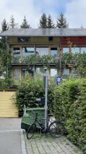 Estive na Alemanha e visitei um dos bairros mais sustentáveis do mundo, que é o bairro mais verde da Europa. Um belíssimo exemplo do conceito, na pratica, onde a sociedade e o governo colaboram, juntos, para que tudo funcione bem.